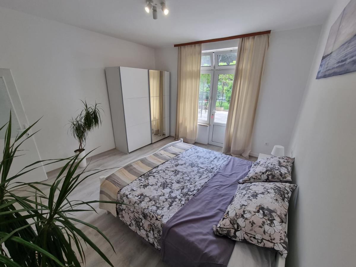 Retreat Apartments With Free Parking 普拉 外观 照片