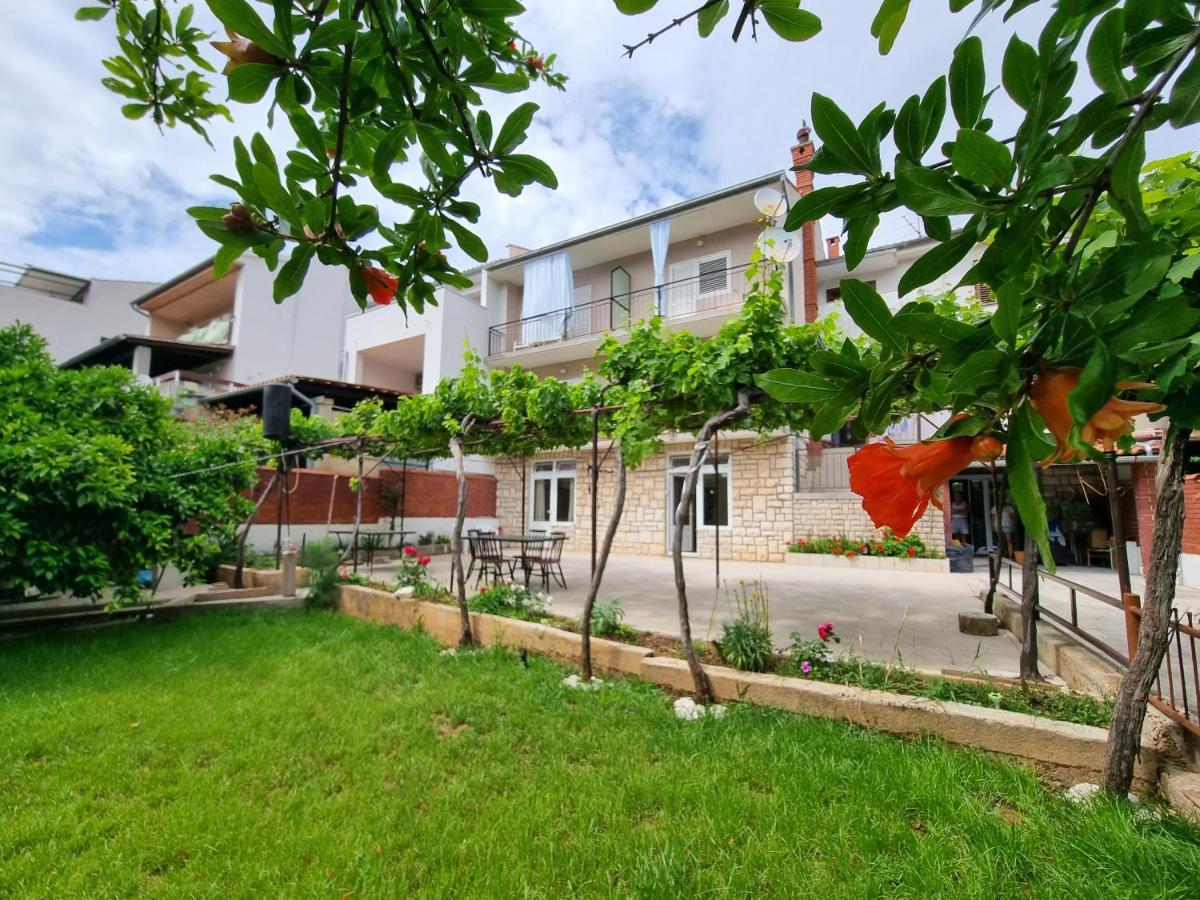 Retreat Apartments With Free Parking 普拉 外观 照片