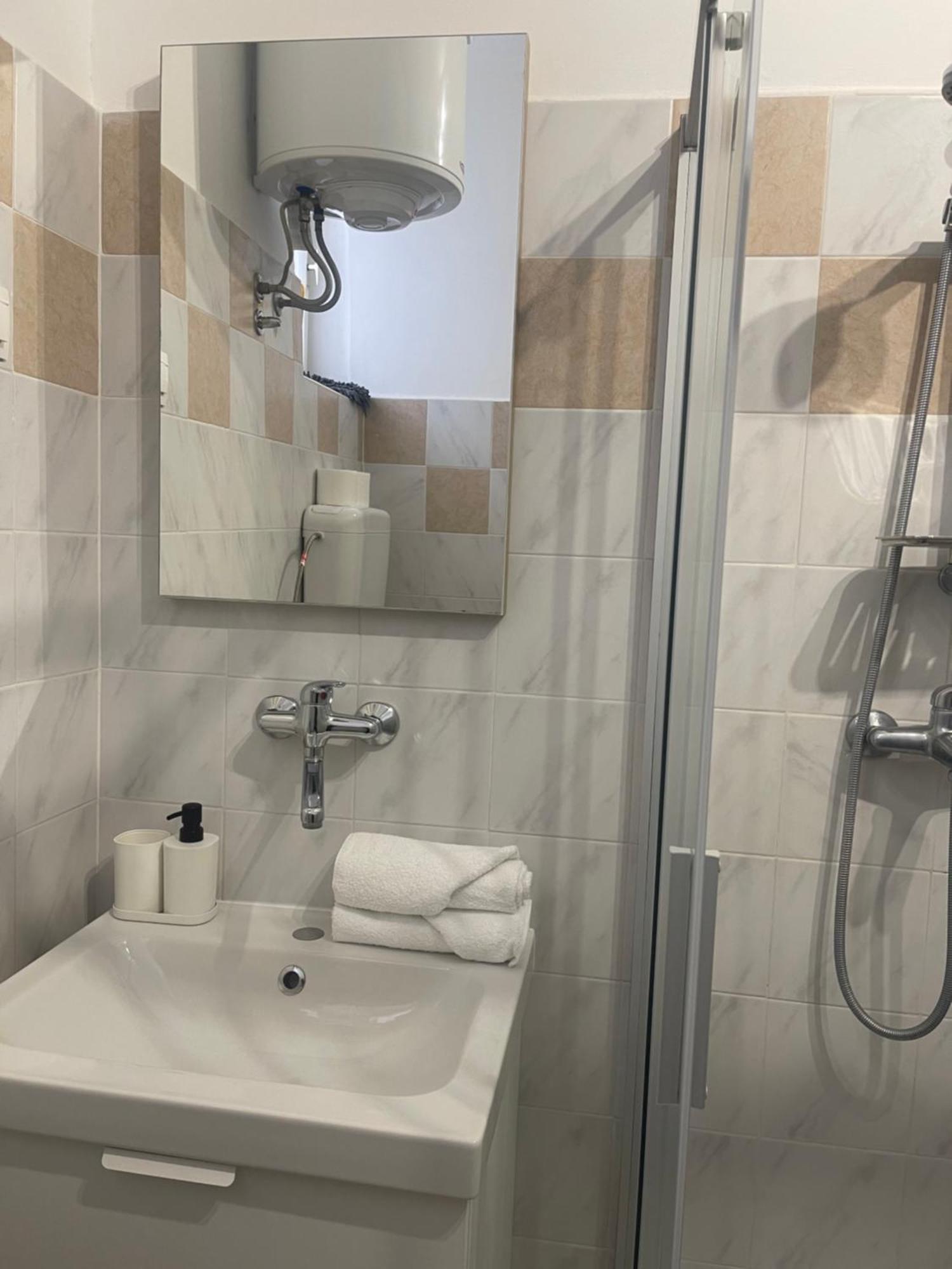 Retreat Apartments With Free Parking 普拉 外观 照片